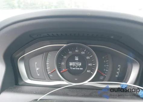 2017 Volvo Xc60 T5 Dynamic z USA, uszkodzony, nr VIN YV440MRR0H2094310